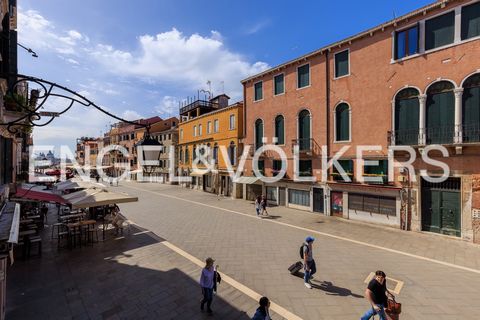 Llegando a nuestra propiedad en el característico barrio de Castello, la ubicación es una de las más deseables de Venecia: la casa se encuentra en el primer tramo de Via Garibaldi, cerca de la Riva dei Sette Martiri. Desde aquí, simplemente girando l...