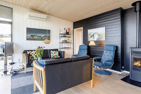 Ce cottage lumineux et moderne avec de nombreux détails passionnants est situé avec une vue panoramique sur le fjord Hjarbæk à seulement env. A 100 m du gîte. Le chalet est très bien aménagé avec une salle d'activités avec baby-foot, air hockey et fl...