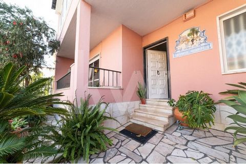 With great pleasure, I present to you this house located in the São João neighborhood in Rebelva, offering an excellent opportunity for those looking for a home to customize to their liking. With three bedrooms, including a suite, and an annex, it ha...