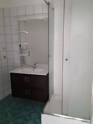 In the city center of Cheylard, close to all shops come and discover this 4-room apartment with a living area of 68m ² located on the 2nd floor. This apartment is very bright and very quiet. It consists of a living room / kitchen, 1 bathroom, 3 bedro...