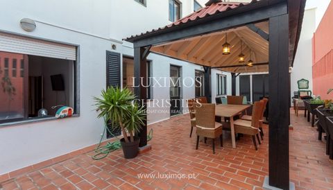 This fantastic newly renovated 3+1 bedroom apartment, located in the center of the charming town of Loulé , is an urban refuge that combines the charm of eclectic style with modern comfort. This apartment offers a spacious environment, where every de...