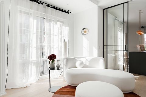 Exclusivity and refinement: Prestige Apartment in the Heart of Barcelona Immerse yourself in absolute luxury with this brand new apartment, which skilfully combines original and modern elements in a 1929 Finca Regia. Located on the 4th floor, this je...