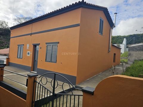 House with 4 bedrooms spread over two floors in 240sq meteres, recently renovated, on a plot of 599sq meters. It is located in the parish of Ponta Garça, close to the well-known and hidden Praia da Amora. Upon entering the house, you are welcomed int...