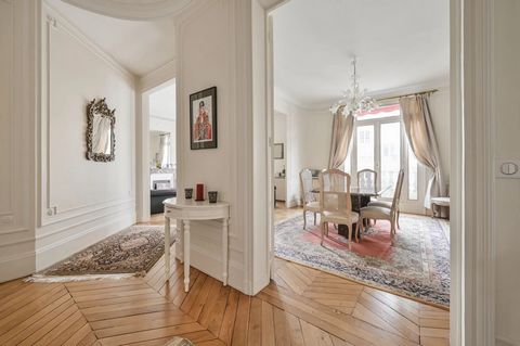 Op de kruising van het 15e en 7e arrondissement van Parijs. Aan de voet van de Champ de Mars, op de 5e verdieping van een luxe gebouw, een elegant, licht appartement van 120 m2. De accommodatie bestaat uit een entreegalerij, een dubbele woonkamer met...