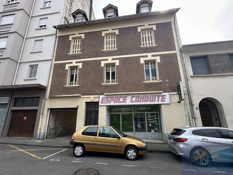 EXCLUSIVE. In the city center of Lourdes, investment building including empty commercial premises that can be transformed into housing for people with reduced mobility, 3 free studios, workshop and garage, on the 1st floor apartment T3 of 61m2 and ap...