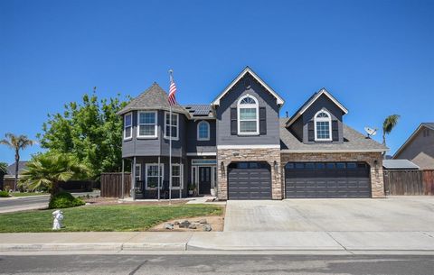 Welcome to this beautiful Lennar home located in North Hanford. Nestled on a quiet, large picturesque corner lot. This spacious 4 bedroom 3 bath, 2679 sq ft, OWNED SOLAR has all the amenities to fulfill your growing family!! This two story home offer...