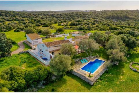 The landscape of this rustic estate of Menorca blows your mind. Rarely do so many interesting features come together at the same time as in this property. Landscape value, a house several centuries old, privacy and endless ethnological elements that ...