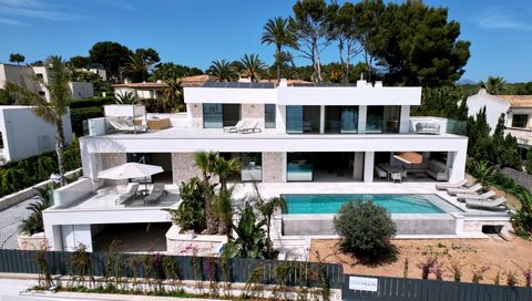 The south-facing property is located on the second sea line in Sol de Mallorca and offers wonderful sea views. The flat garden plot is sunny and offers a lot of privacy. The property itself is currently being completely modernized and redesigned to t...