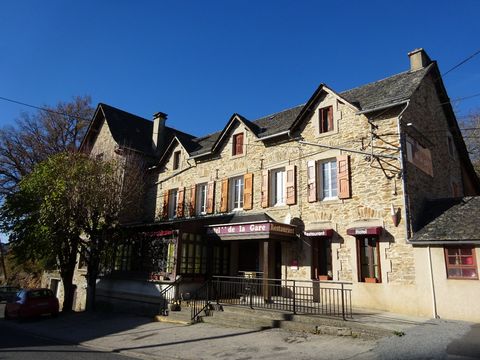 BARAQUEVILLE, close to the Rodez-Albi expressway, all amenities and a swimming lake, former hotel-restaurant to be renovated into a residential house for a surface area of approximately 600m² on land of approximately 1000m²! The ground floor consists...