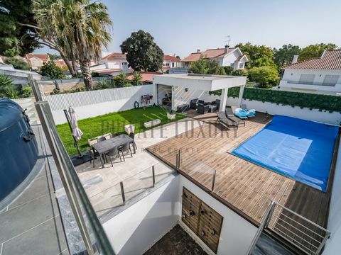 Welcome to this exceptionally luxurious villa located in the beautiful Marisol region, in close proximity to the beaches of Costa da Caparica. This stunning property of contemporary architecture is a true paradise retreat, where you can enjoy a life ...