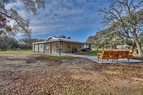 Fabulous Country Retreat on 5 acres! Remodeled 3-bed/2-bath home situated on 5 beautiful acres The property has an abundance of oak trees! The 40 x 30 shop on concrete slab w/commercial roll up door completed 2021 w/water & electricity. The 1589 sf h...