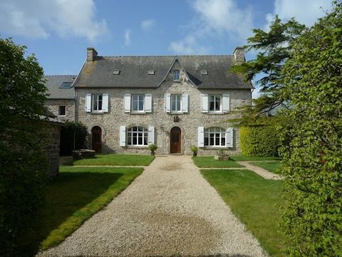 Finistère Nord 29250 St Pol de Léon. Immobilienkomplex bestehend aus einem charaktervollen Haus, einem Stall, 2 Scheunen, einer Garage und einem großen Hangar von 200 m². Bewaldeter und landschaftlich gestalteter Park. MEERBLICK auf die Etagen.150 m²...