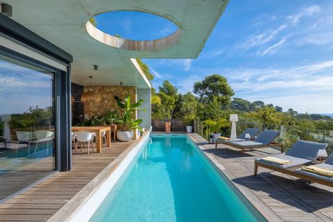 Nestled in a verdant setting, the property is an exceptional contemporary work of art in a sought-after Hyeres neighborhood. Designed by a talented architect from the Var region, this unique residence spans 250 m2 and stands out for its architectural...