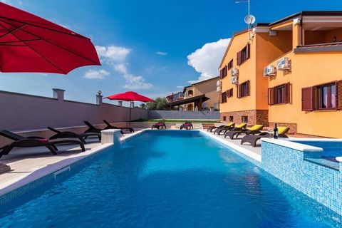 Villa Erica - willa w Puli bezpośrednio na Istrii dla 14 osób z pięknym wystrojem wnętrz, przytulnymi pokojami i dużym basenem.