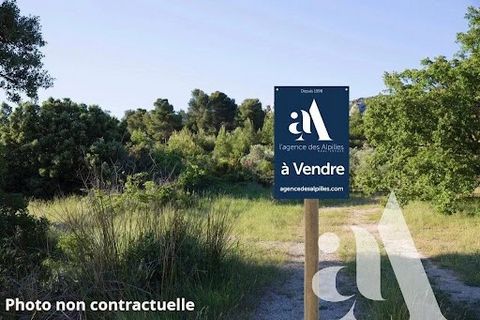 For sale in Saint-Remy-de-Provence. In the center of the village of Saint-Remy-de-Provence, building plot of 1,517 m² with 20% floor area. Services on the edge. Information on the risks to which this property is exposed is available on the Georisques...
