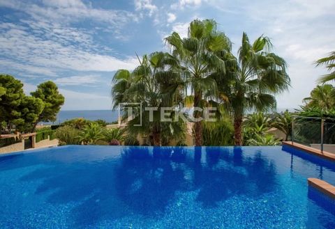 Move-in-Ready Villa with Coastal Panorama, Stone's Throw from the Beach in Moraira Discover this impeccable villa, gracefully positioned within Moraira, a picturesque coastal haven nestled in the northern expanse of Alicante province. This sought-aft...