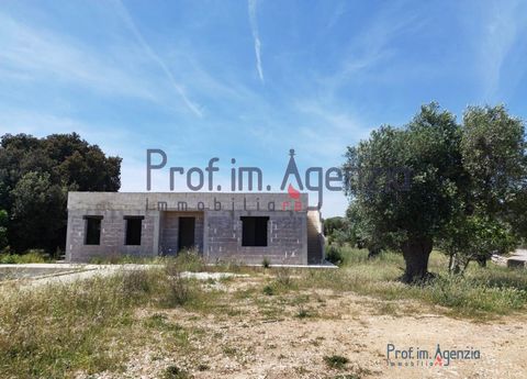 For sale interesting villa with swimming pool in the countryside of Carovigno that will be delivered turnkey, located a short distance from the town and the sea. The property positioned on flat land, will consist of a porch in front of the entrance, ...
