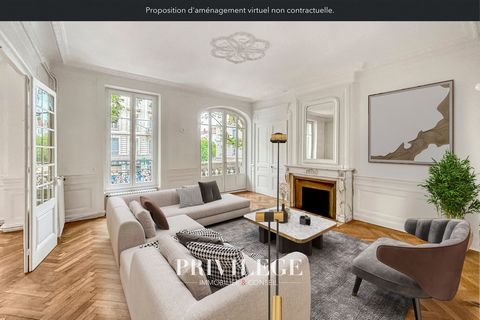 In the 3rd arrondissement, a prefecture district 350 m from Place Guichard and the metro, discover this exceptional apartment of nearly 168 m2, located in a magnificent old building with elevator. Recently renovated with elegance and modernity, this ...