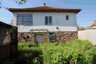 Price: €27.140,00 Category: House Area: 95 sq.m. Plot Size: 3037 sq.m. Bedrooms: 2 Bathrooms: 1 Location: Countryside £23\'370 Commission to be added You will find this neat house in the beautiful valley of the Kapos River, just north of Dombóvár. Yo...