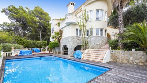 Top- Angebot: Diese Meerblickvilla mit Pool liegt in einer ruhigen Villenlage in 1. Meereslinie in Costa de la Calma, im Südwesten von Mallorca. Die exponierte Lage machen diese sehr gepflegte Villa zu einem begehrten Kaufobjekt. Sie befindet sich au...