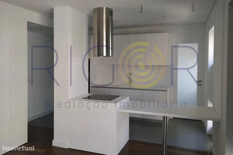 New 4 bedroom apartment to the rotunda of Boavista and Casa da Música. In a building recovered inside and outside maintaining the original design, located in an area of easy access to the main communication routes, with transport of all kinds at the ...