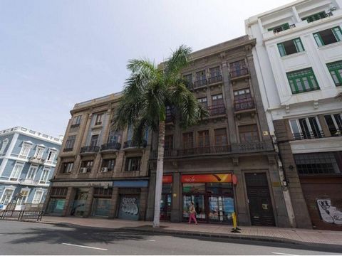 This historic building, listed under file 009 and cadastral Ref. 9091106DS5099S, is an architectural gem that is located in a privileged location, in one of the busiest and most central streets of the city. With a distribution consisting of four floo...