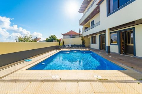 Excellent villa with superb sun exposure located in a quiet location with esplendid sea and mountain views Spacious and functional, the villa is spread over three floors where the entrance hall leads to a large fully equipped kitchen with a fridge, d...