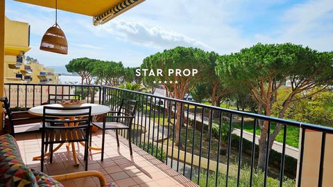 This spectacular property located in the exclusive area of Grifeu in Llançà is without a doubt a gem that you cannot miss. With STAR PROP as your ally, you will have the opportunity to enjoy this stunning apartment with terrace and sea views, perfect...