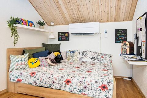 Im Ferienhausgebiet Pøt Strandby finden Sie dieses Ferienhaus mit Whirlpool und Sauna für erholsame Stunden. Es stehen zudem vier Schlafzimmer und zwei Badezimmer zur Verfügung, somit gibt es auch Platz für zwei befreundete Familien. An kühleren Tage...
