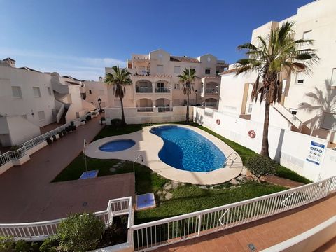 Dit is een prachtig appartement met drie slaapkamers en twee badkamers op de eerste verdieping gelegen in het populaire Residencial Golf Marina de la Torre-complex in Mojacar Playa, op korte loopafstand van de prachtige stranden en een korte hop naar...