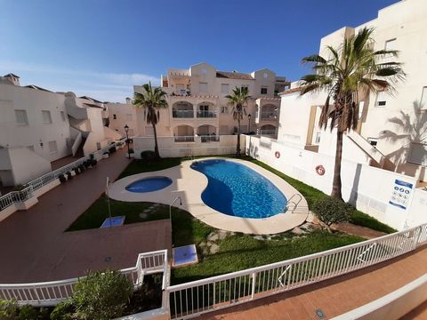 Dies ist eine wunderbare Wohnung mit drei Schlafzimmern und zwei Bädern im ersten Stock im beliebten Residencial Golf Marina de la Torre-Komplex in Mojacar Playa, nur einen kurzen Spaziergang von den atemberaubenden Stränden und einen kurzen Sprung v...