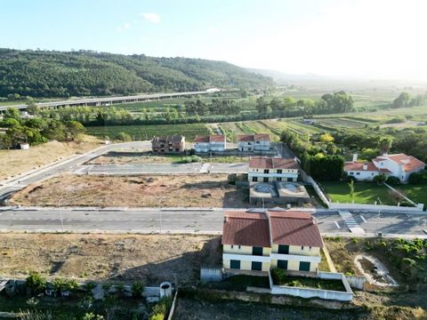 Percelen voor de bouw van villa's met 4 slaapkamers (tot 4 slaapkamers) in Valado dos Frades, Nazaré. Recente toewijzing met alle infrastructuren dit jaar voltooid. Deze percelen voorzien in de bouw van villa's tot 3 verdiepingen. Bestaande uit kelde...