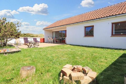 Cottage completamente ristrutturato con arredamento curato e personale, ampie camere luminose e un solarium esposto a sud completamente appartato situato su un grande terreno dunale comune a soli ca. 600 metri dal mare e dalla spiaggia. La casa è sta...