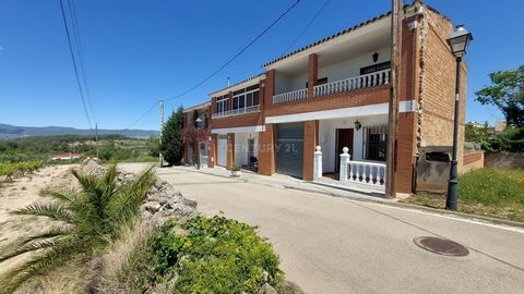 Te presentamos esta encantadora vivienda unifamiliar adosada, actualmente alquilada, que en sus dos plantas te ofrece todo lo que necesitas para vivir cómodamente y disfrutar de la tranquilidad que tanto anhelas. Esta acogedora casa de 114 m², constr...