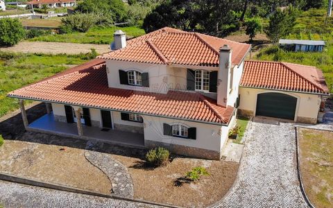 Moradia T4 à venda em Torres Vedras - Ramalhal   Excelente moradia isolada com 6 assoalhadas, 4 quartos, sendo um quarto suite, 3 casas de banho e uma divisão menor para um escritório ou um closet grande, inserida num terreno de 2.200 m² com poço art...