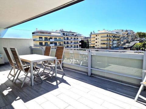 This penthouse duplex with a lot of charm and sunny beautiful views, is located at ten minutes walking from the center of Cascais, close to green areas, cozy local restaurants and supermarkets. On the 1st floor there is a spacious living room and ope...