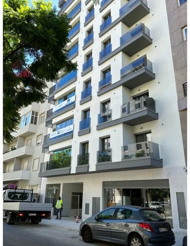 Neue Gewerbefläche zur Miete in Avenidas Novas, Lissabon Mit einer erstklassigen Lage, in einem restaurierten historischen Gebäude, an einer der Hauptstraßen zwischen Campo Grande und Entrecampos, verfügt das Geschäft über ca. 200 m2, mit hohen Baust...
