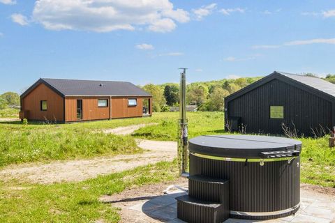 Ferienhaus bei Nørre Kettingskov, nur gut 500 m vom Wasser gelegen. Die großen Fensterflächen des Hauses sorgen für unglaublich viel Lichteinfall. Es stehen vier Schlafzimmer und zwei Badezimmer zur Verfügung. Dazu kombiniertes Wohn-/Esszimmer, ausge...