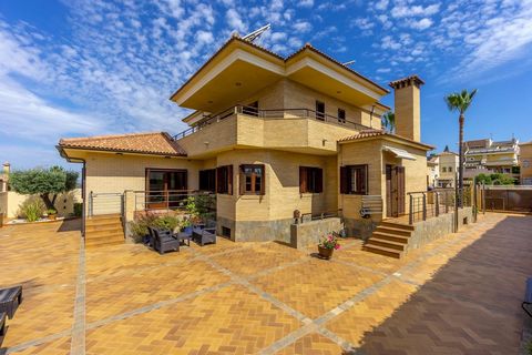 Welcome to this exclusive villa in Aguas Nuevas, offering an exceptional opportunity for living the dream. Located just a few kilometers from the sea, this stunning residence from the early 2000s is a true gem of comfort and elegance. With a surface ...