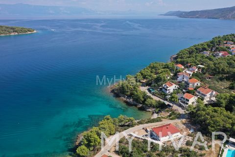 Scopri il fascino di questa proprietà esclusiva a Vitarnja, che offre un'ampia superficie di 4.371 m² con splendide viste panoramiche sul mare. Situata in una posizione perfetta, questa proprietà è il luogo ideale per la villa dei tuoi sogni. È dispo...