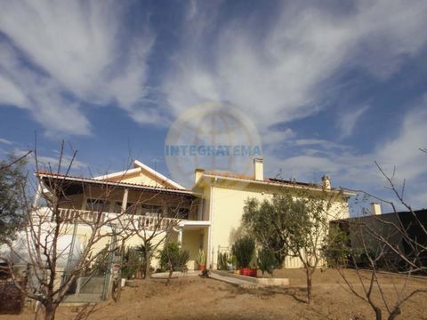 Located in Caldas da Rainha. Villa with beautiful views over the countryside. Comprising hall, semi-equipped kitchen, bathroom with shower base and hydromassage column, dining room, living room with fireplace, wardrobe suite and with bathroom with sh...