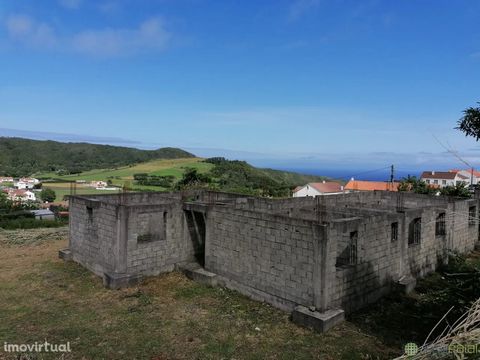 Building opportunity! Surrounded by the green of nature and overlooking the sea... In the parish of Ribeirinha, you will find this spectacular villa under construction. Of typology T4, with 130 m2, inserted in a plot with 705m2. The opportunity you'v...