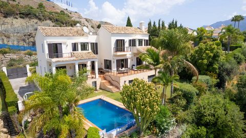 Impressive five-bedroom villa in La Quinta, Benahavis, ideally situated just a short drive from local amenities, Puerto Banus, and Marbella. Upon entering, you're greeted by a spacious hall leading to a large living room, fully equipped kitchen, dini...