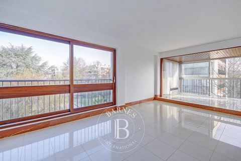 BARNES Versailles is listing this 95.47m² or 1,023 sq ft (Carrez Law) stunning and bright dual-aspect apartment in a condominium with a lift, a swimming pool and a tennis court in completely quiet surroundings near the schools and shops. Laid out as ...