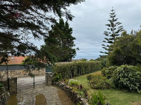 Excellente villa à vendre à côté des montagnes de Sintra Maison située sur un terrain fantastique de 1240 m², avec vue sur la mer, à côté de Cabo da Roca et des montagnes de Sintra. Conçu par le célèbre architecte Nuno Teotónio Pereira. Comprenant un...