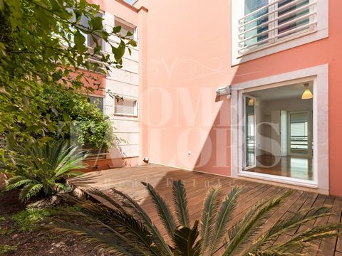 Apartamento T2 com 111 m2, dois belíssimos terraços nomeadamente em frente à sala e cozinha e um lugar de garagem. A entrada no apartamento faz-se pela Avenida de Berna, porém o mesmo situa-se a tardoz conferindo-lhe muita tranquilidade. Este apartam...