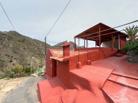 Unique opportunity! Sale of house with land in Vallehermoso, Isla de la Gomera, with unparalleled views. With a built area of 78 m2, the property has three bedrooms, a bathroom, separate kitchen, dining room, barbecue area and a roof terrace with bre...