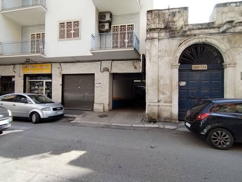 PUGLIA - BARI - SAN PASQUALE - VIA LATTANZIO Se vende garaje de 986 metros cuadrados con 43 plazas de aparcamiento, actualmente alquilado y generando una excelente renta. Este espacio se caracteriza por un doble acceso, uno de entrada y otro de salid...