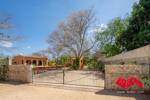 Located in a calm area of the picturesque town of Izamal, this property offers a serene retreat, combining tranquility with proximity to urban conveniences. Set on a spacious lot, it comprises three fully furnished houses, presenting an enticing inve...