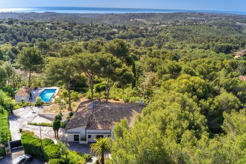 In a sought-after luxury area with wide access roads, quiet and on top of the hill, beautiful single storey villa entirely recently renovated with a contemporary interior style. Dominant position and very nice panoramic view of the sea and hills. Ent...